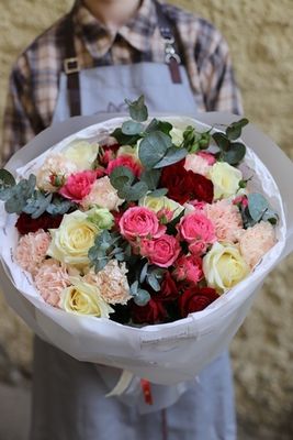 Букет №9 (розы, гвоздики, кустовые розы, эвкалипт)