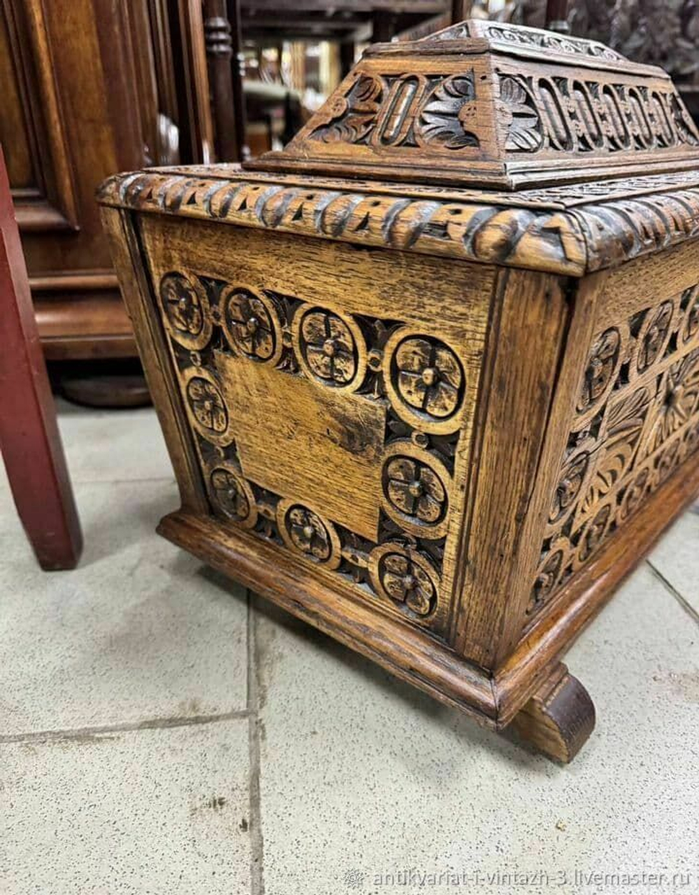 Старинная большая шкатулка