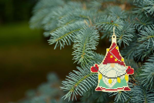 Алмазная (кристальная) мозаика Фрея, Гномик с гирляндой, 13х9,5 см