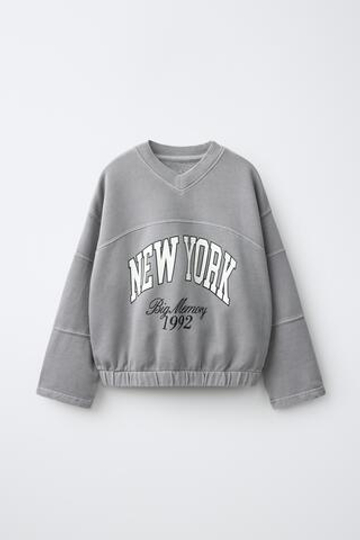 ZARA ТОЛСТОВКА С ЭФФЕКТОМ ПОТЕРТОСТИ И ПРИНТОМ, СЕРЫЙ