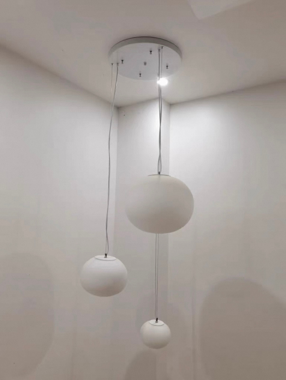 Pendant design lamp Glo Ball by Flos