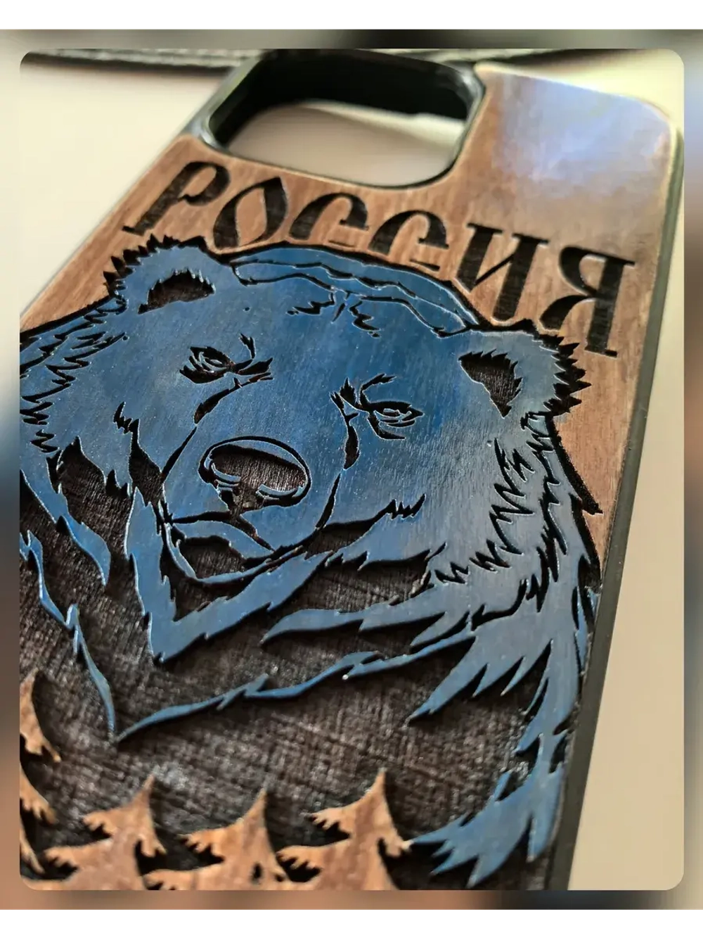 Чехол для iPhone 16 pro max Россия Медведь из дерева