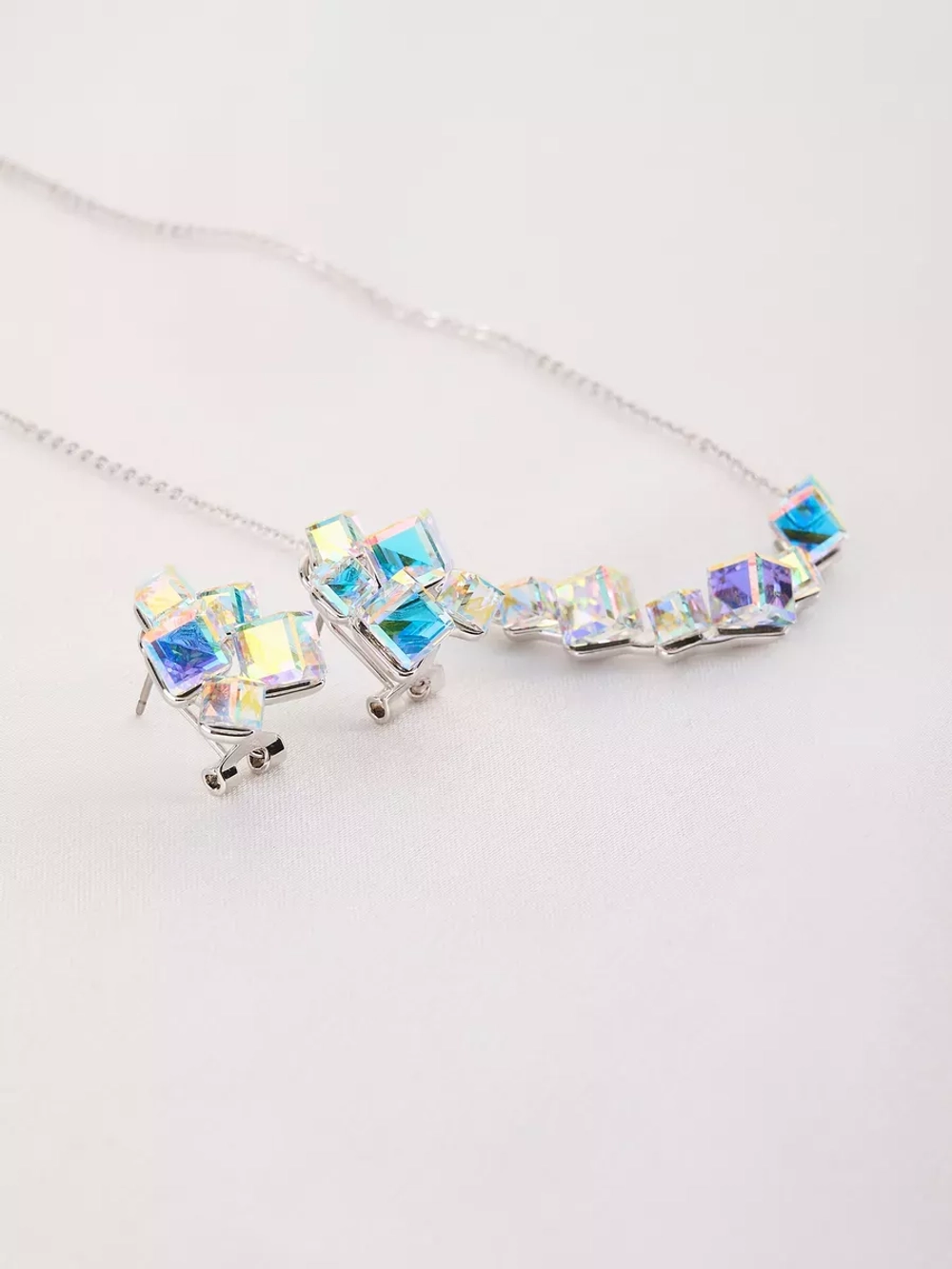 Колье дуга Мираж с кристаллами-хамелеонами Swarovski