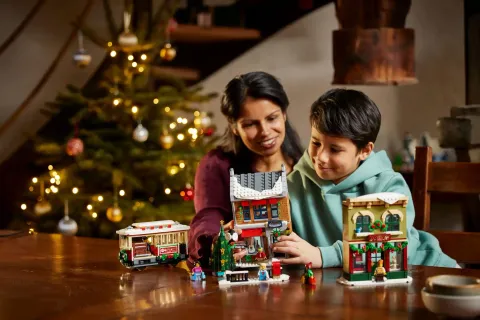 Конструктор LEGO Powered UP 10308 Главная праздная улица