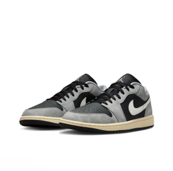 alt="Кроссовки Jordan 1 Low светло-серый черный цвет вид спереди"