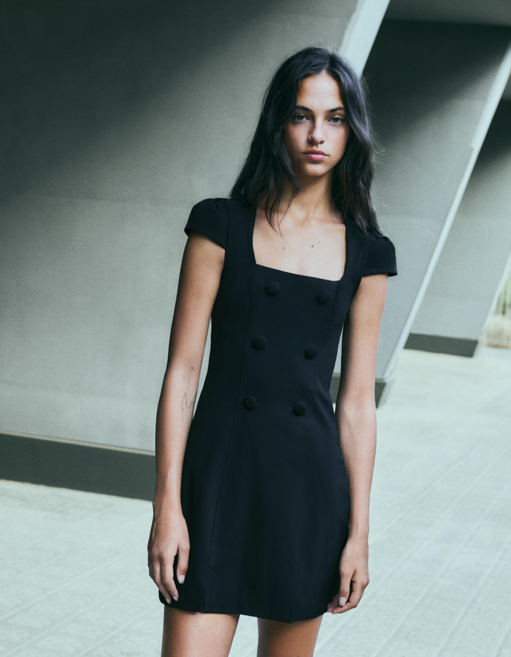 Женское мини-платье с короткими рукавами и пуговицами - BERSHKA