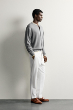 КОМФОРТНЫЕ БРЮКИ ЧИНОС ИЗ РЕЛЬЕФНОЙ ТКАНИ — ZARA