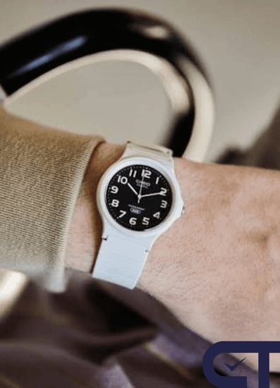 CASIO MQ-24UC-8B — классические аналоговые часы в матовом бежевом цвете