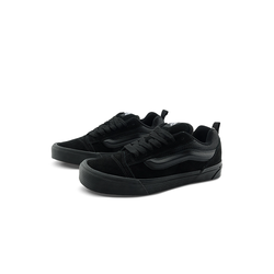 alt="3D-формованная боковая полоса Sidestripe на черных кроссовках Vans Knu Skool Triple Black"