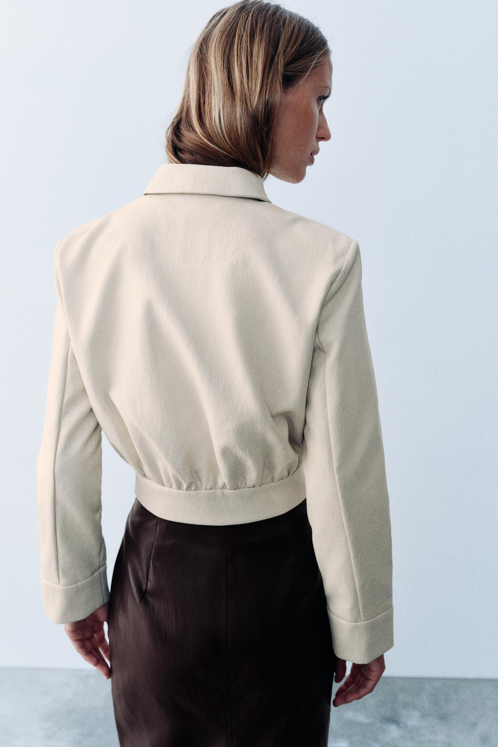 УКОРОЧЕННАЯ РУБАШКА С ЭФФЕКТОМ КОЖИ И ПОДПЛЕЧНИКАМИ — ZARA