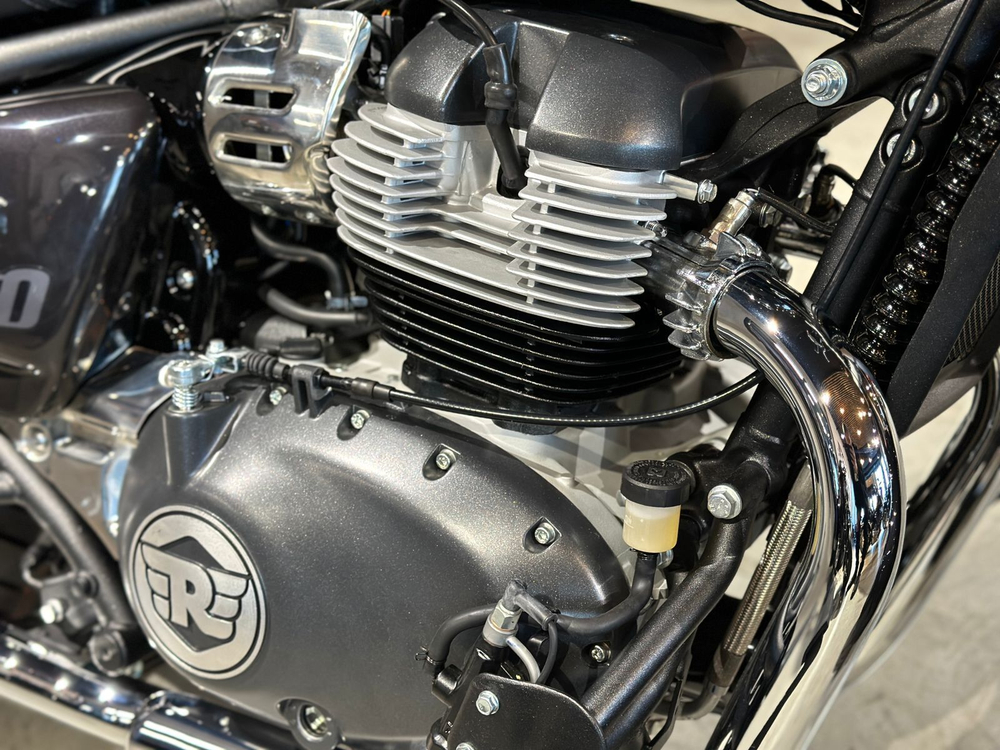 Royal Enfield Super Meteor 650 Astral Black (Base)