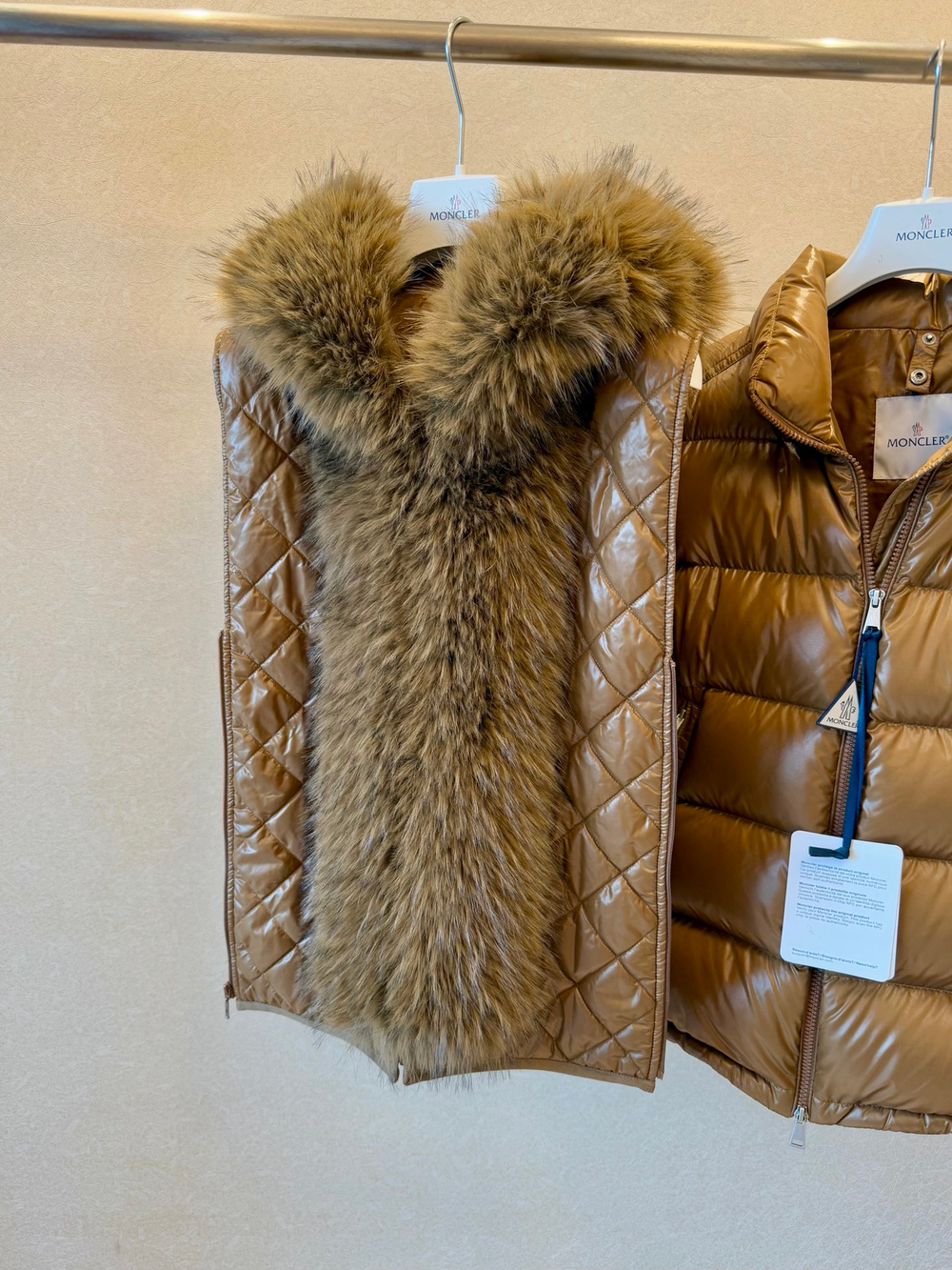 Женский пуховик Moncler с меховым жилетом — карамельный — фото 3