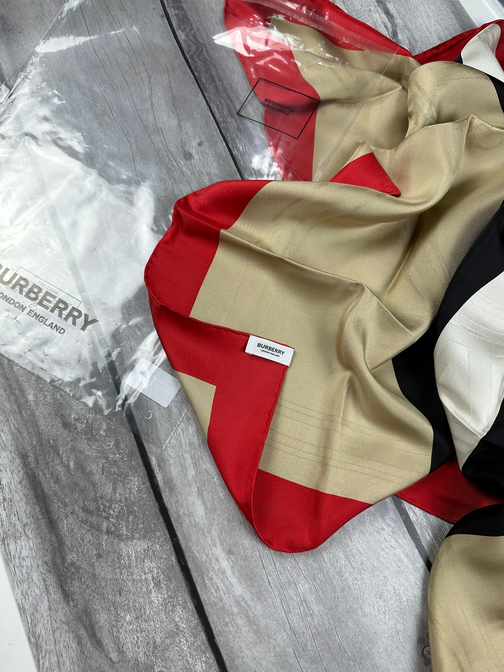Шёлковый платок Burberry, 90х90см, Песочный красный/черный/белый, подшит, с бирками и пакетом