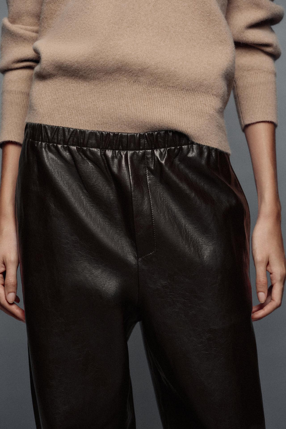 ZARA БРЮКИ-ДЖОГГЕРЫ ИЗ ИСКУССТВЕННОЙ КОЖИ ZW COLLECTION, КОРИЧНЕВЫЙ
