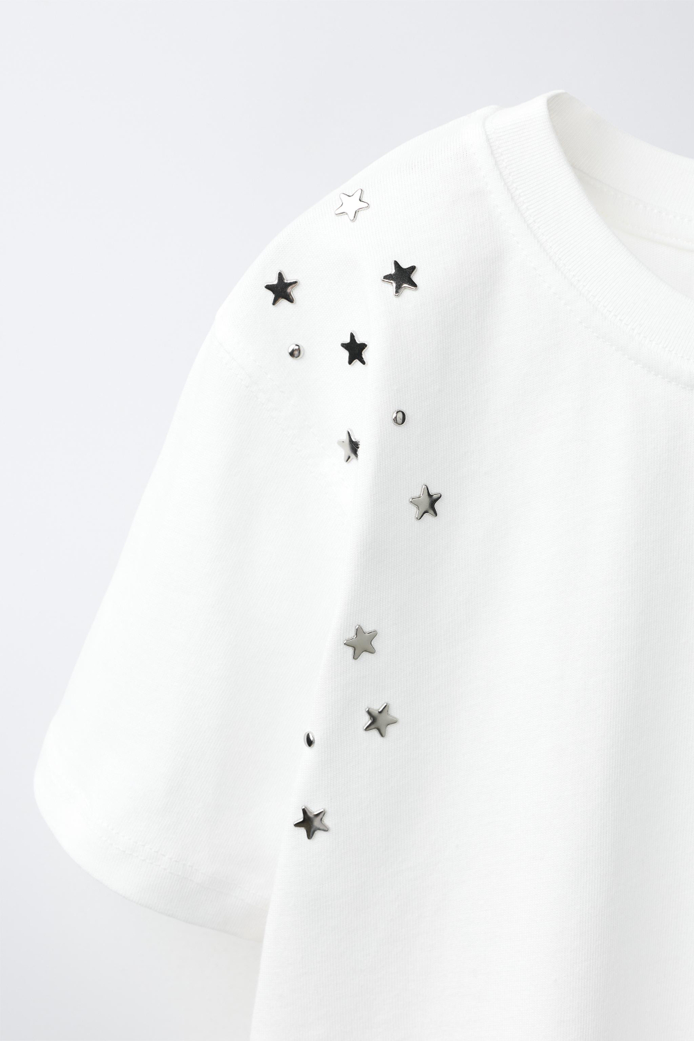ZARA ФУТБОЛКА С ЗАКЛЕПКАМИ, БЕЛЫЙ