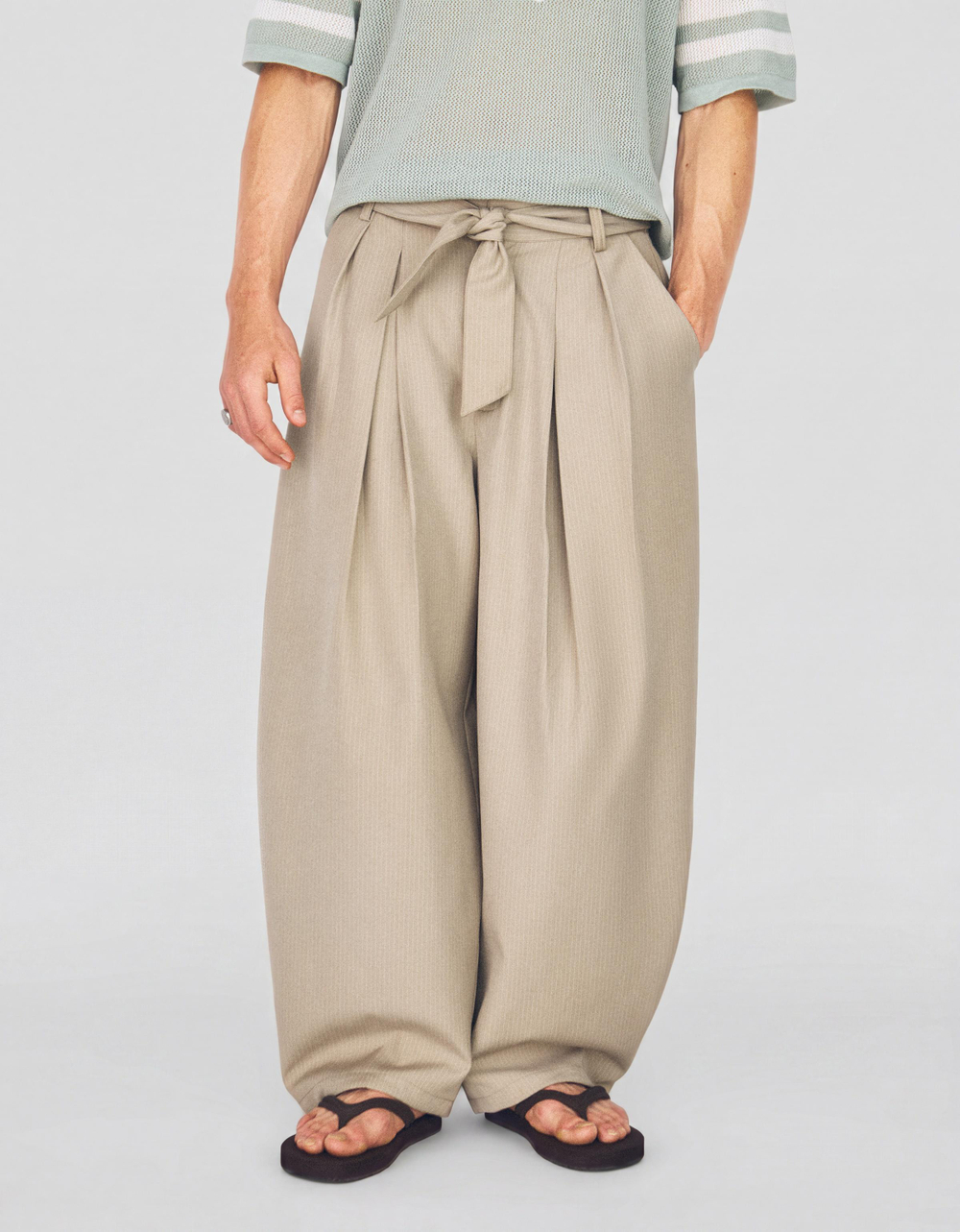 Мужские брюки barrel fit с ремнём и вытачками - BERSHKA
