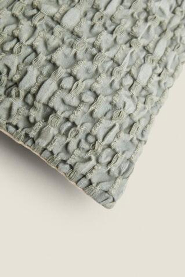 ZARA HOME ЧЕХОЛ ДЛЯ ДЕКОРАТИВНОЙ ПОДУШКИ С ВЫШИВКОЙ ИЗ РЕЛЬЕФНОЙ ТКАНИ, ЗЕЛЕНОВАТЫЙ