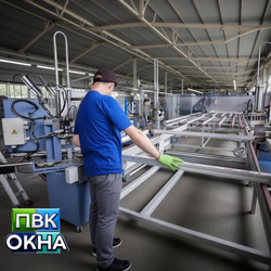 Дверь пластиковая со стеклом замок с ключами