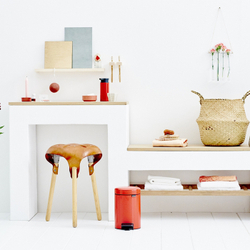 Ведро Brabantia NewIcon 3л пламенно-красное в интерьере