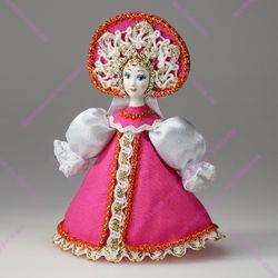Малая подвесная кукла в сарафане с белыми рукавами