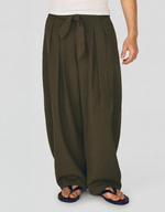 Мужские брюки barrel fit с ремнём и вытачками - BERSHKA