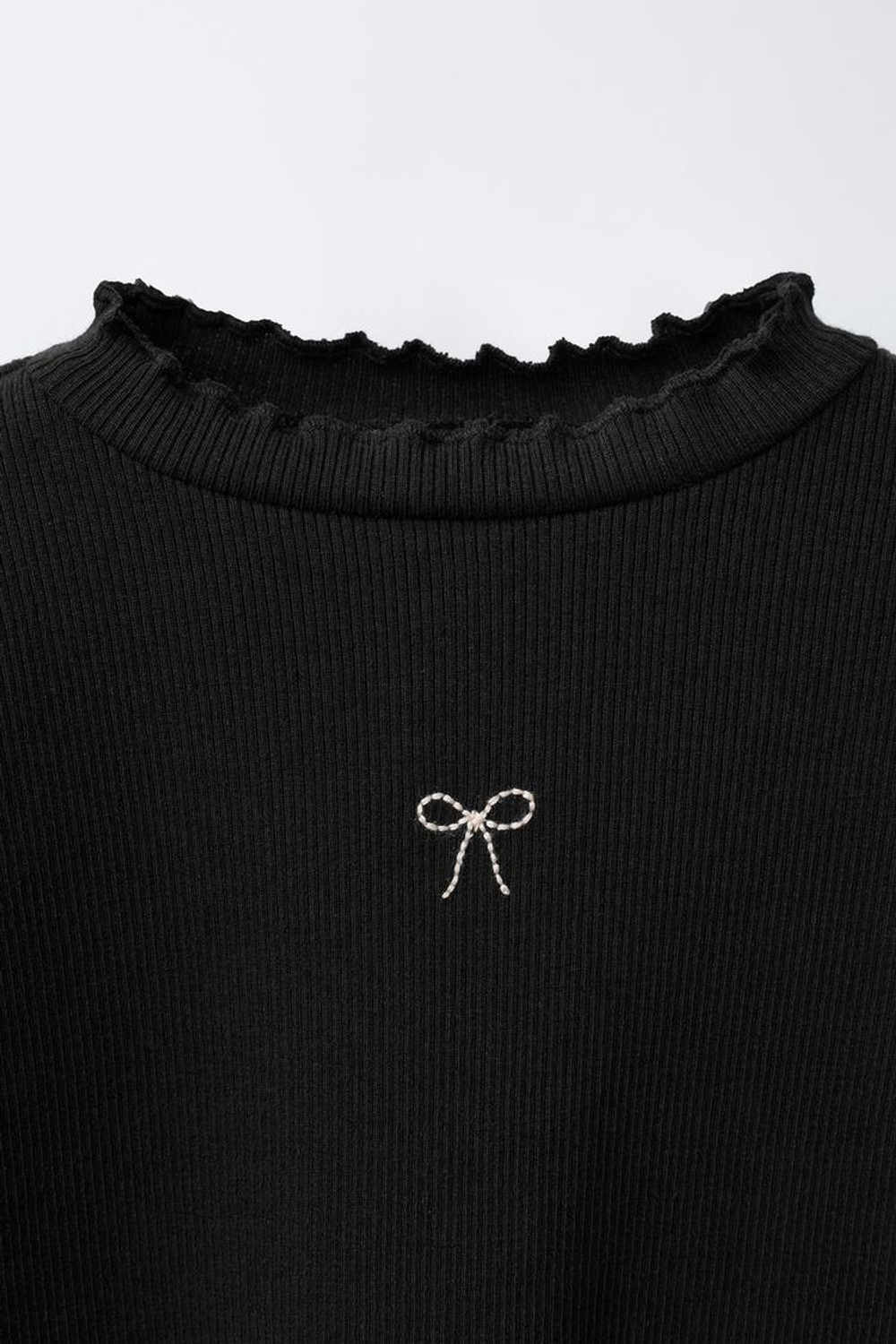 ZARA ФУТБОЛКА В РУБЧИК С ВЫШИВКОЙ, ЧЕРНЫЙ