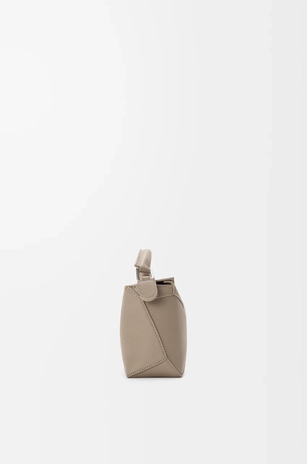 Loewe Мини-сумка Puzzle Edge из мягкой зернистой телячьей кожи, серо-бежевый