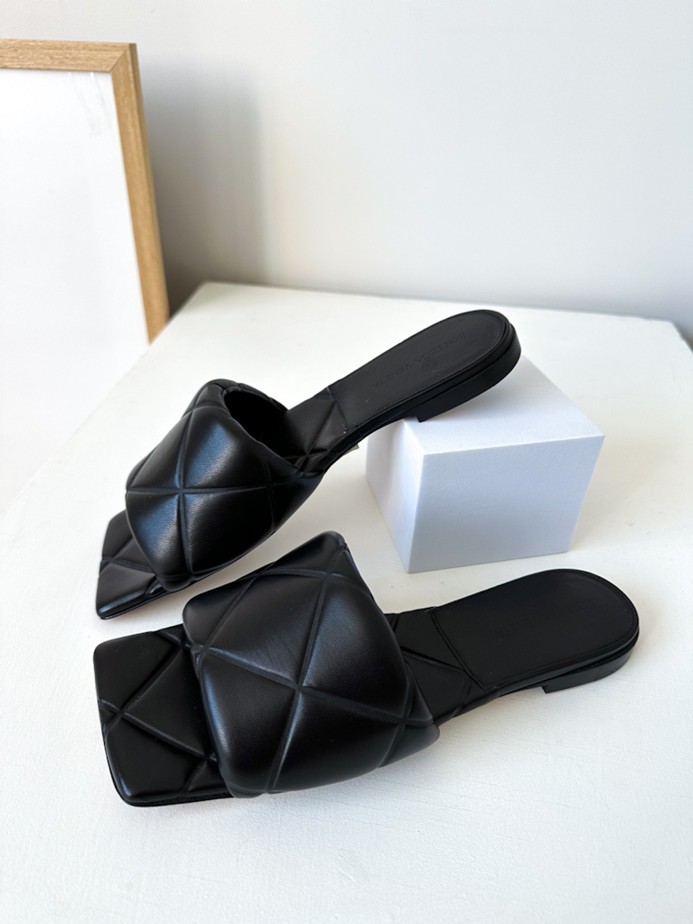 Новые кожаные шлепанцы Bottega Veneta, 38,5
