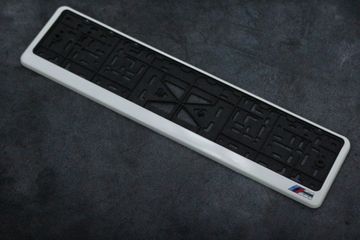 Пластиковая рамка номера с защелкой "///M" (белая)