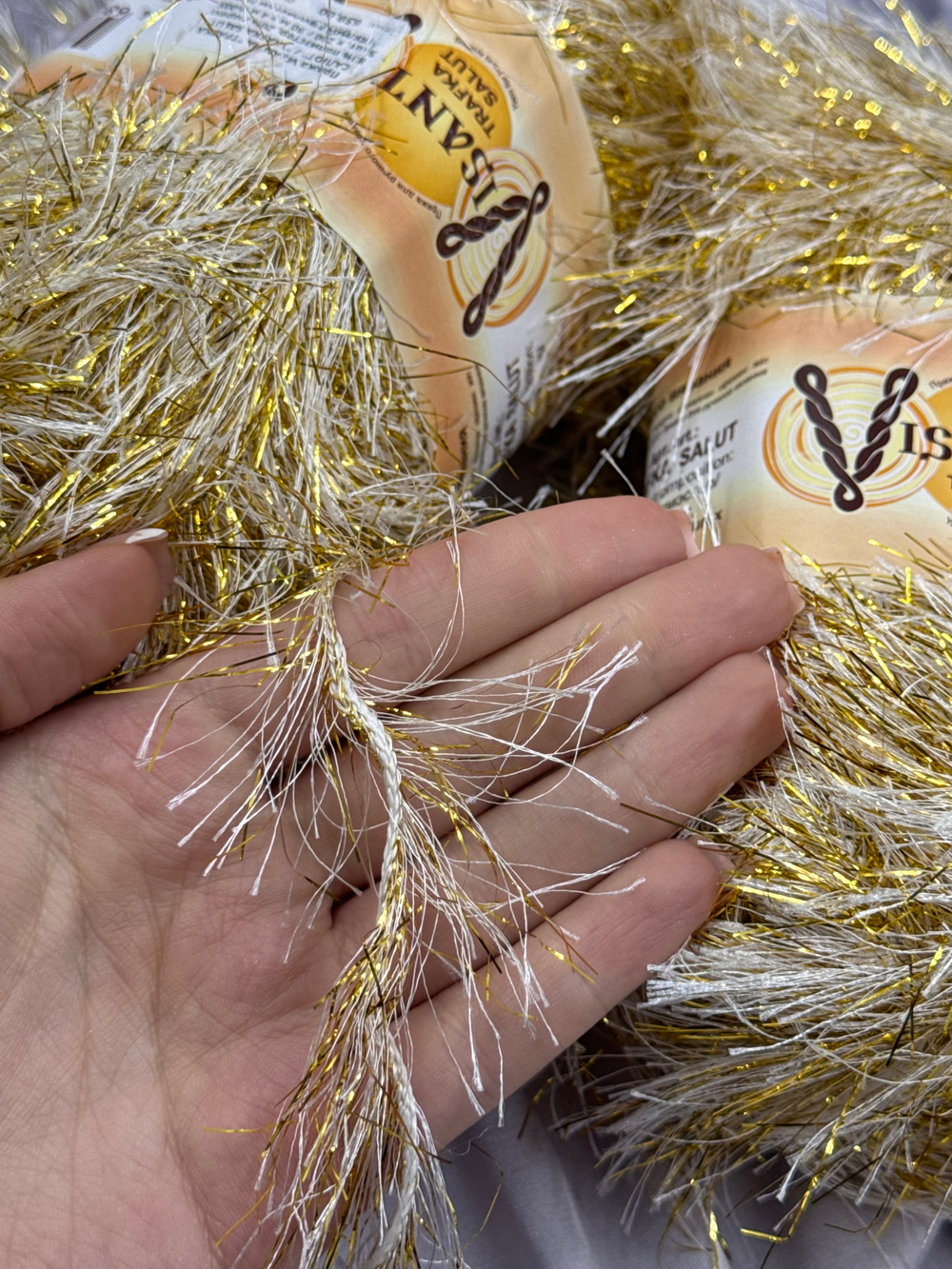 Пряжа VISANTIA "ТРАВКА САЛЮТ" / "TRAFKA SALUT" 80% полиэстер, 20% люрекс 5 шт. х 200 г 90 м ± 4 м №0054 БЕЛЫЙ с люрексом под золото