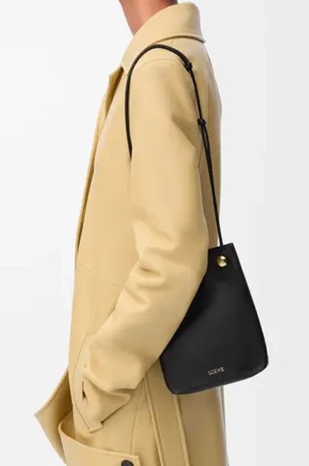 Loewe Сумка-мешок Pebble из гладкой телячьей кожи, черный