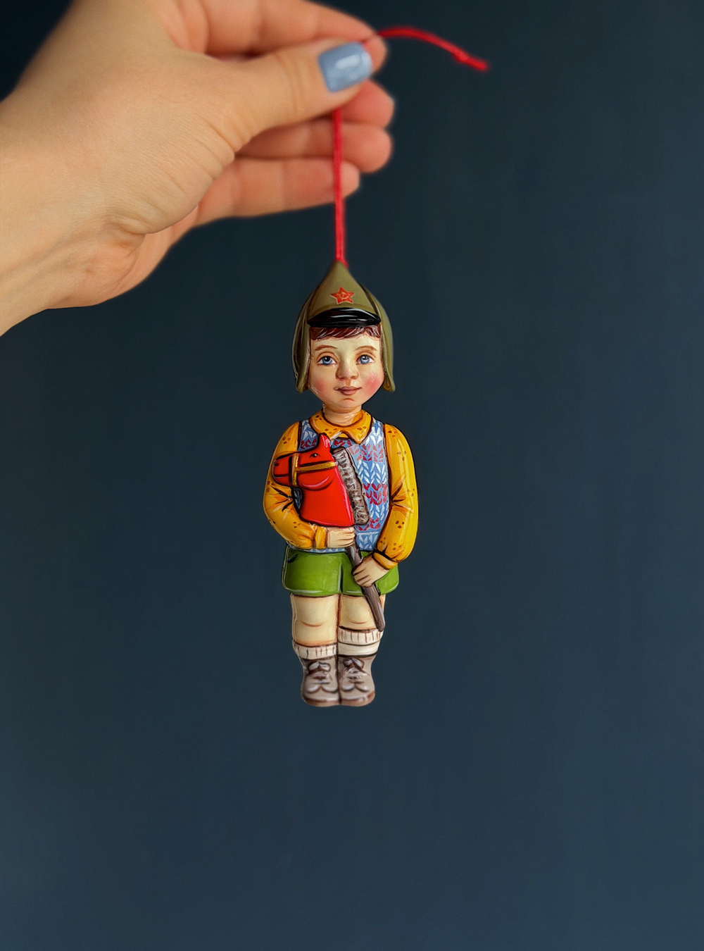 Елочная игрушка "Мальчик с лошадкой", фарфор, ручная работа, 14,5 см