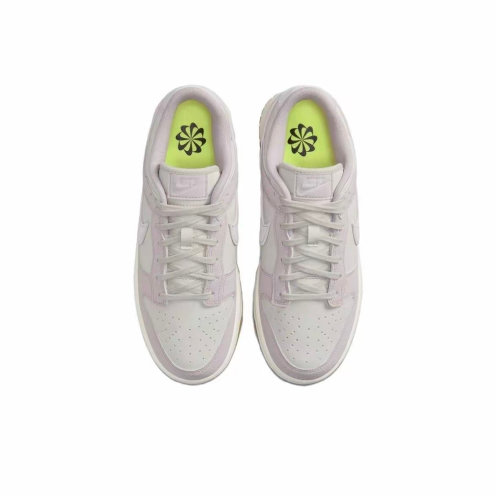 alt="Текстура кракелюра на коже Nike Dunk Low Platinum Violet FN6345-001 крупным планом"