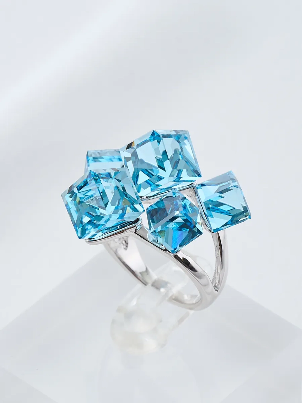 Кольцо коктейльное Мираж с голубыми кубиками Swarovski