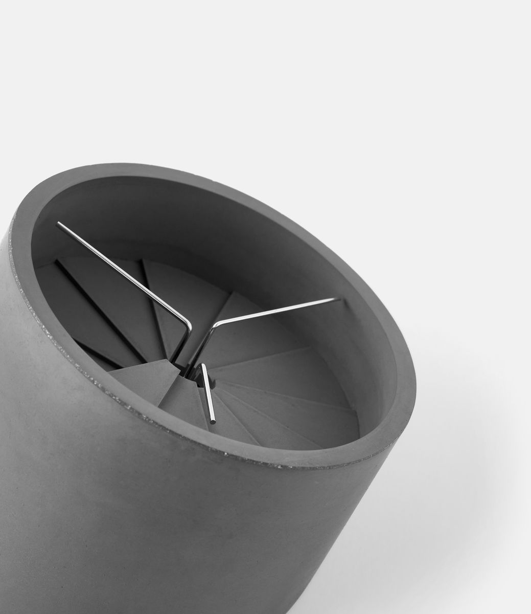 22 Studio 4th Dimension Table Clock Dark Grey — настольные часы из бетона