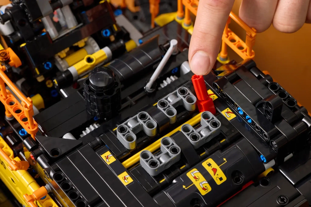 Конструктор LEGO Technic 42215 Гибридный экскаватор Volvo EC500