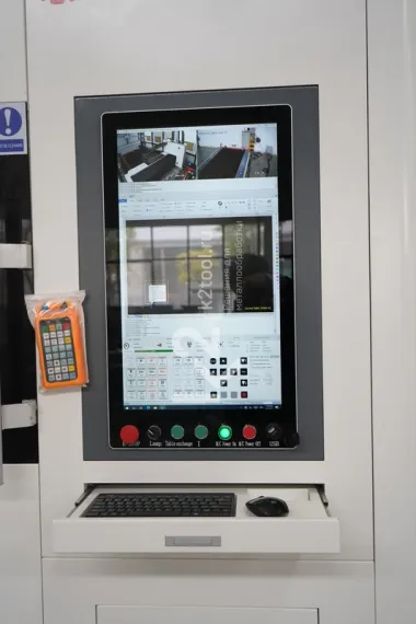 Лазерный станок HGTECH SMART3015PRO 6 кВт с защитной кабиной и сменным столом для резки листов металла