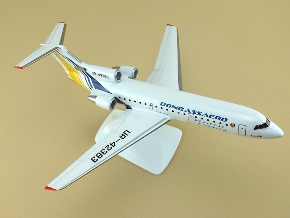 Модель самолета Як-42Д (М1:100 DonbassAero)