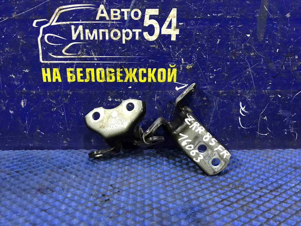 Петля двери передней правой TOYOTA NOAH 2014-2021