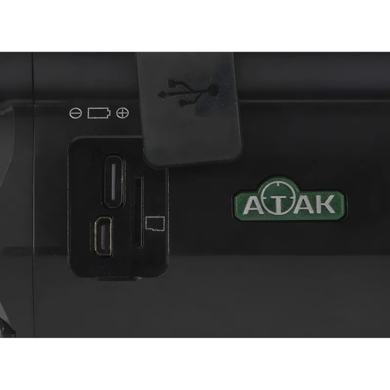 Тепловизионный прицел ATAK ET23-45 - крупный план разъемов под крышкой и логотипа