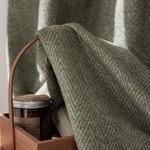 Шерстяная портьерная ткань «Sage Herringbone» — натуральная шерсть с крупным елочным переплетением для штор от пола до потолка
