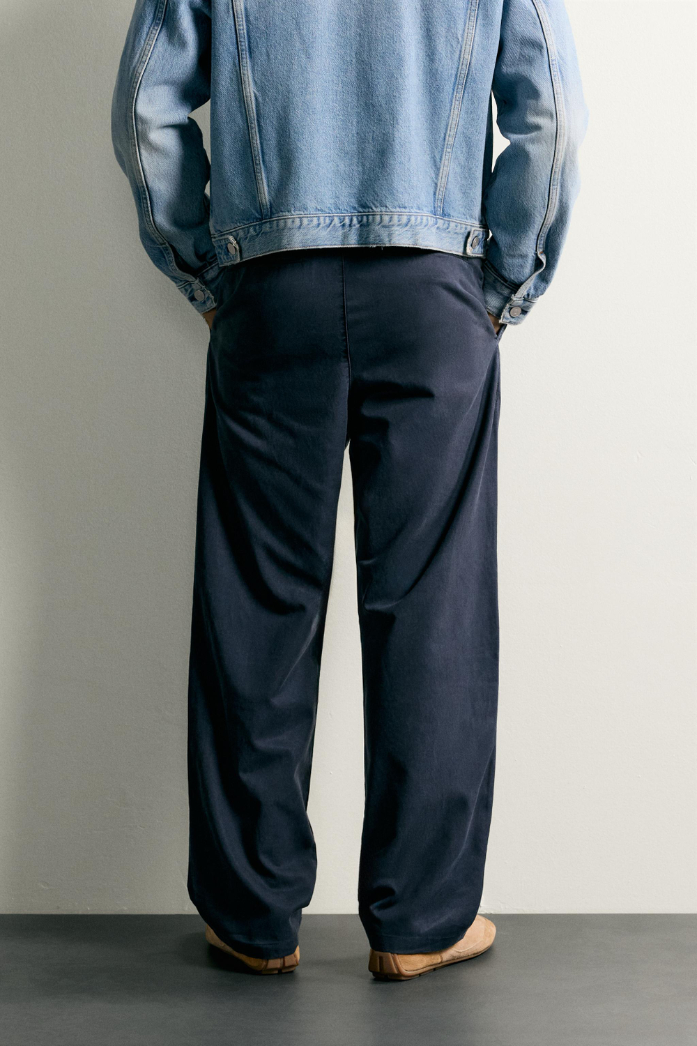БРЮКИ ЧИНОС RELAXED FIT СО СКЛАДКАМИ — ZARA · 6887/452