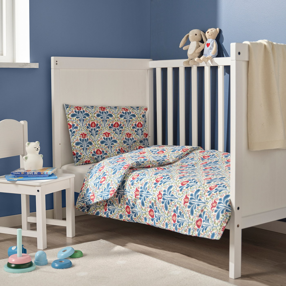 IKEA SÄTERVIDE  (ИКЕА СЭТЕРВИДЕ)  -  Пододеяльник и 1 наволочка для детской кроватки - белый синий/цветочный узор 110x125/35x55 см