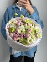 Букет сборный из гортензии, кустовых пионовидных роз, лизиантуса и диантусов