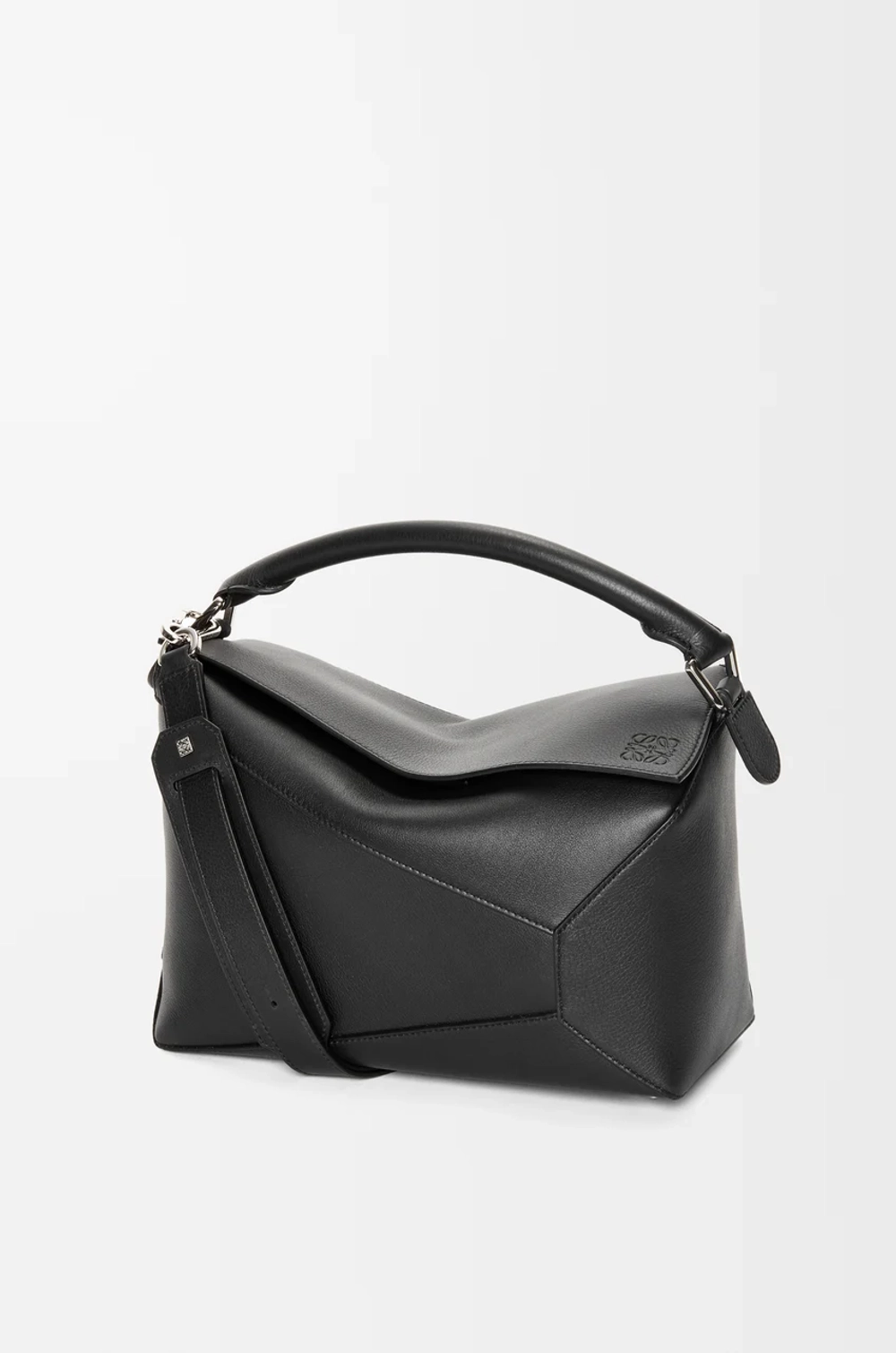 Loewe Сумка среднего размера Puzzle Edge из классической телячьей кожи, черный