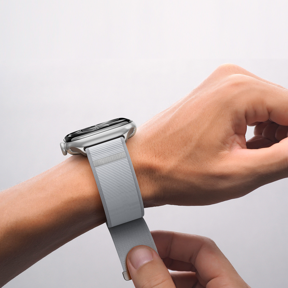 Ремешок светло-серого цвета с магнитной фиксацией для смарт часов Apple Watch размером 42, 44, 45, 46, 49MM, серия Strap (YM Series) от Dux Ducis