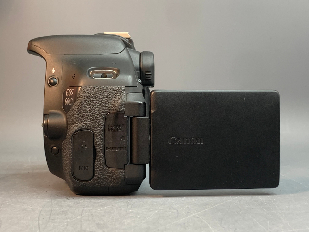 Canon 600D kit 18-55mm 3.5-5.6 IS ll 15.700 кадров