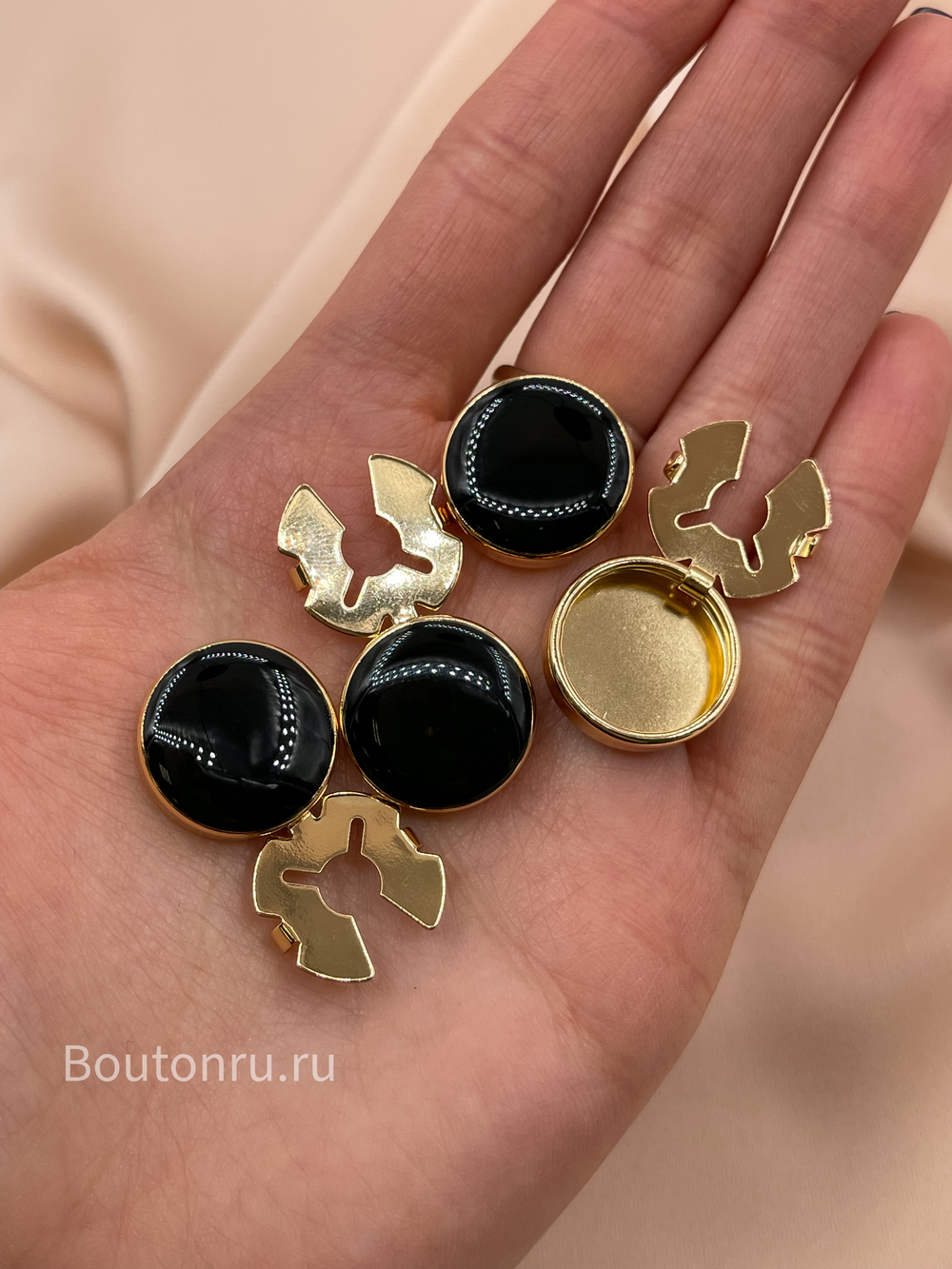 Накладка на пуговицу золотистая черная эмаль (клипсы)