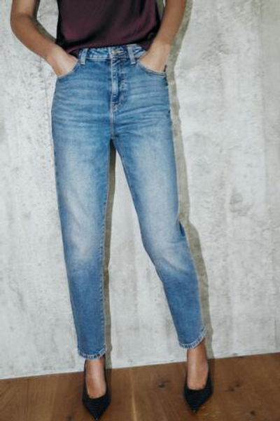 ДЖИНСЫ Z1975 MOM FIT С ВЫСОКОЙ ПОСАДКОЙ И СТРЕЛКАМИ — ZARA