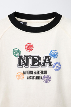 ZARA ФУТБОЛКА С ПРИНТОМ NBA — MULTI TEAMS, ЭКРЮ